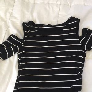 Short sleeve-cold shoulder top